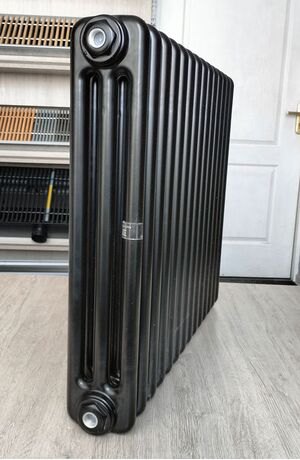 Горизонтальний трубчатий радіатор Delonghi Multicolumn чорний (3-хрядний)