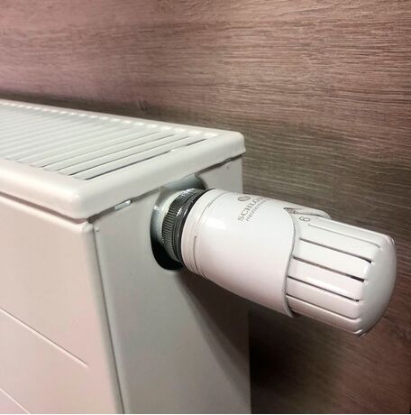 Термоголовка Schlosser Diamant на радиаторе