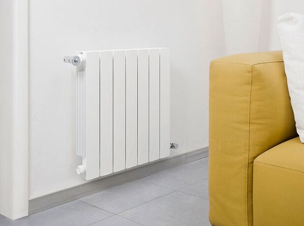 Алюмінієвий радіатор Fondital BLITZ білий в інтер'єрі